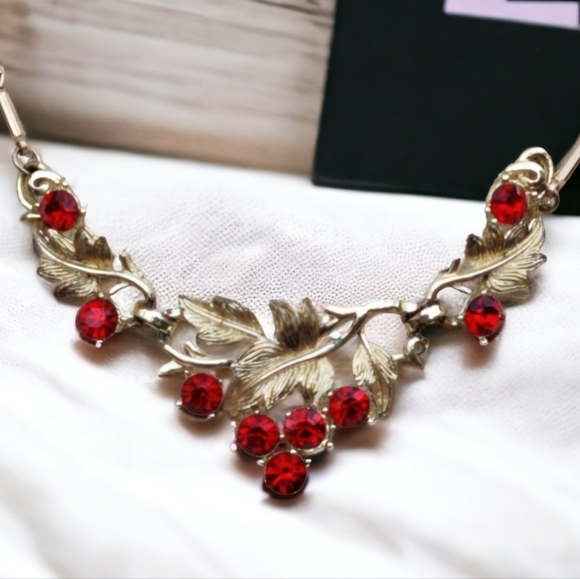 🍒 Vintage Coro Pegasus Red Crystal Necklace - Picture 2 of 11